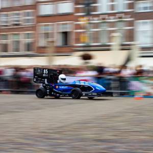 TU-studenten onthullen raceauto op de Markt: 'Hopelijk wereldkampioen'