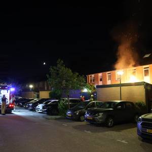 Felle brand in achtertuin woning aan Agatha van Leidenlaan