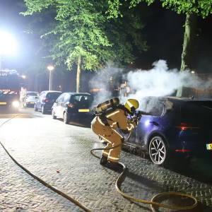Autobrand en een loeiend alarm aan de Frederik van Eedenlaan in Delft