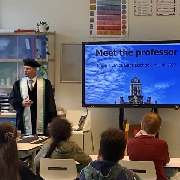 Delftse basisschoolleerlingen krijgen les van een échte TU professor in ‘zwarte jurk’