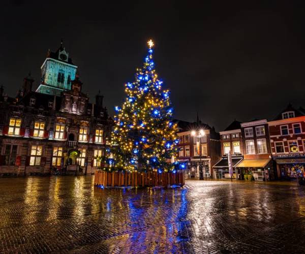 Update kijk online mee naar hoe kerstboom op de Markt wordt verlicht