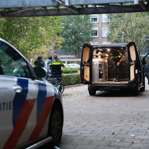 Vaten vol diesel gevonden in Delftse kelderbox, drie personen aangehouden