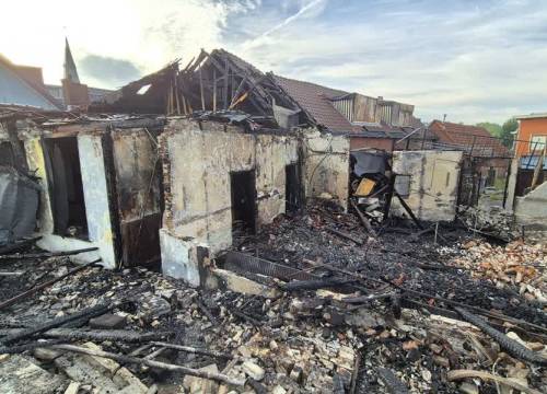 Afgebrand café wordt maar niet gesloopt, omwonenden boos: 'Gooi het plat'