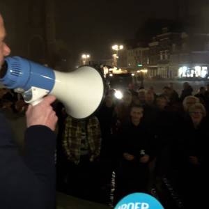 Protest voor stadhuis in aanloop naar begrotingsdebat: ‘Westerpop! Westerpop!’