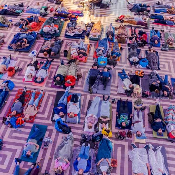 Een ligconcert in de Nieuwe Kerk: “In slaap vallen mag”