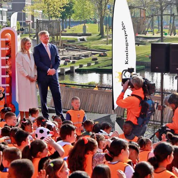 Koning Willem-Alexander en Koningin Maxima openen Koningsspelen in Poptahof Delft