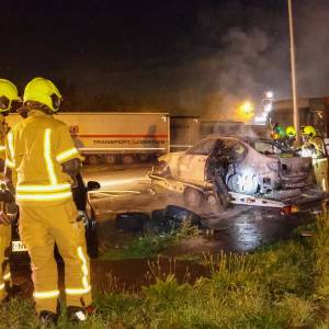 Auto op trailer brandt uit bij tankstation Ruyven A13