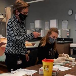 Studenten ROC Mondriaan ondersteunen bij vaccineren bij Pieter van Foreest