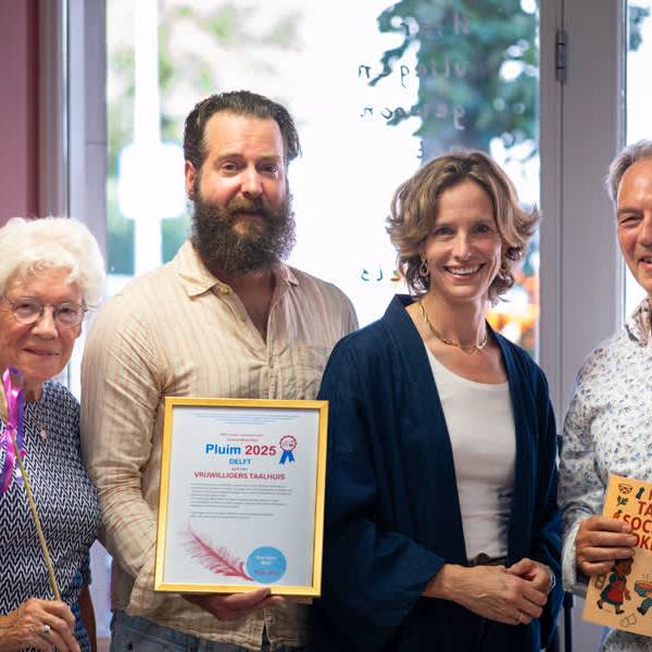 Vrijwilligers Taalhuis Delft ontvangen Doe Weer Mee! Pluim 2025