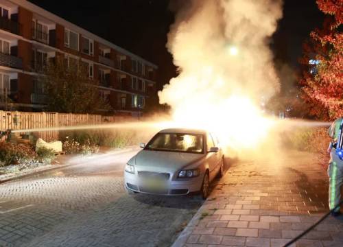 Hoge vlammen midden in woonwijk: opnieuw autobrand in Buitenhof