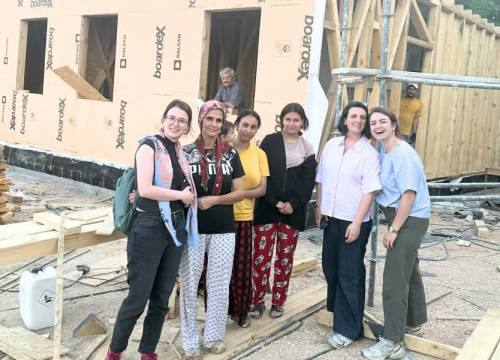 Turks gezin trekt in aardbevingsbestendig huis van TU-studenten