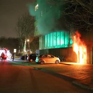 Tientallen bewoners op straat door felle brand aan de Duke Ellingtonstraat in Delft