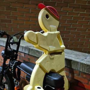 Geel verkeerspoppetje ontvoerd door dronken fatbiker