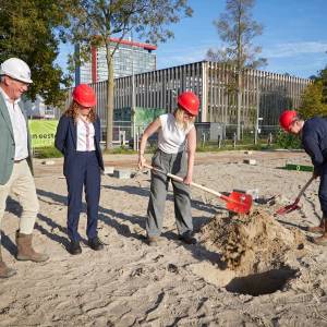 Bouw nieuw Laga-clubhuis begonnen: Tijdcapsule begraven voor nieuwe generaties