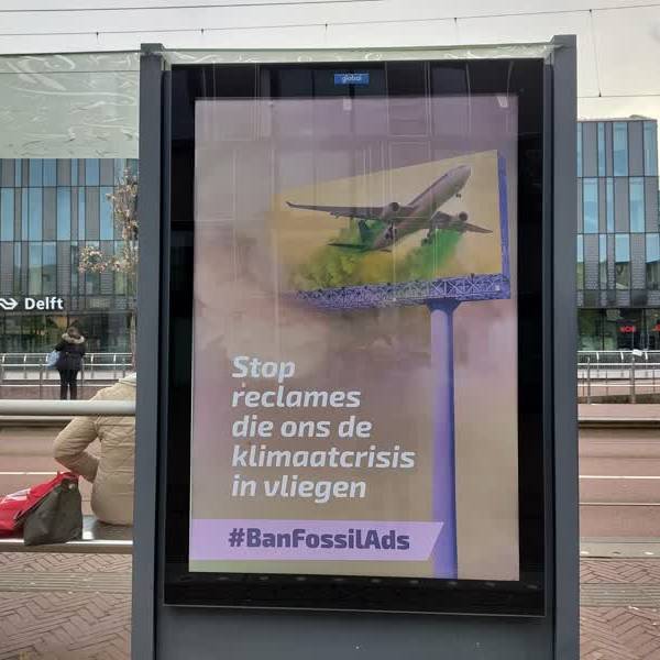 Milieuactivisten hacken reclameborden in Delft