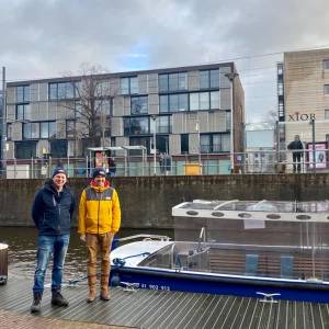 (VIDEO) Rustig varen voordat een drukke dag begint: Vanaf nu kun je in Delft met de Waterbus naar je werk