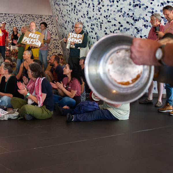 Kabaal op station Delft: 'Aandacht voor uithongering Gaza'