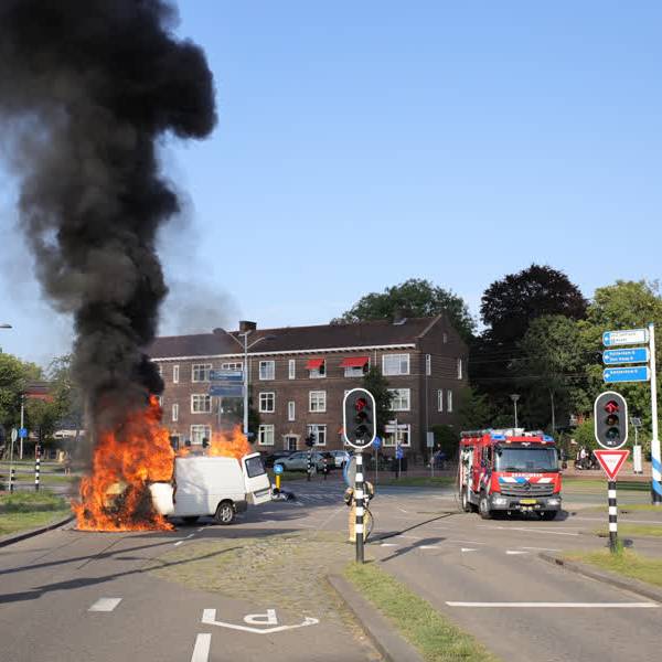 Brand op Wateringsevest: bestelbus zwaar beschadigd