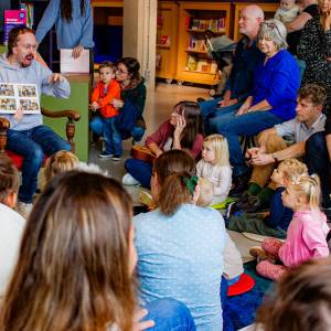 Bas leest peuters voor in gebarentaal: ‘Verhalen zijn voor iedereen’