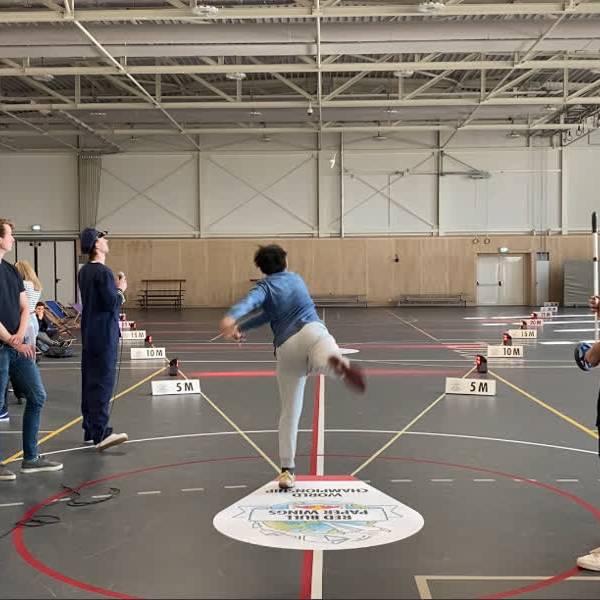 Delftse studenten proberen zich te kwalificeren voor 'WK Papieren vliegtuigjes gooien'