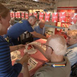 Wie jarig is trakteert: tachtigjarigen eten taart bij Ikea