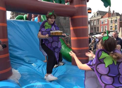 Blunderen met bier: dit was de Delftse Kelnerrace 2025
