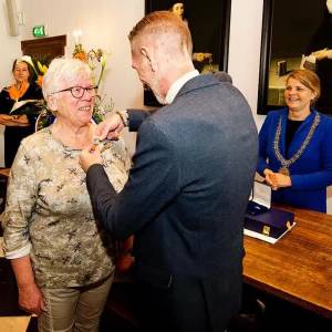 Tien Delftenaren ontvingen lintje van burgemeester Van Bijsterveldt