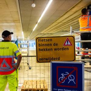 Fietsstraat bij station delft drie nachten dicht voor renovatie: 'Mogelijk chemische lucht'