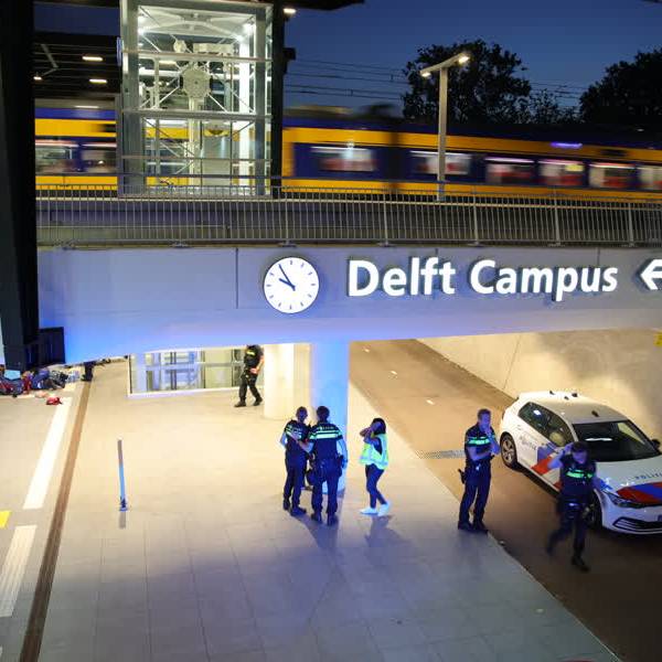 Zwaargewonde man gereanimeerd op station Delft Campus, politie doet onderzoek