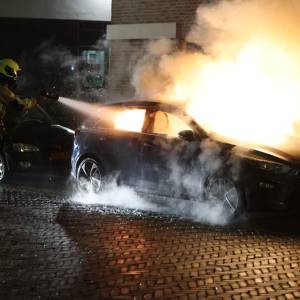 Toeter van auto in brand gaat lange tijd af aan de Van Adrichemstraat in Delft