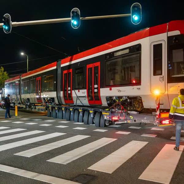 Gloednieuwe tram komt aan in Den Haag, rijdt voorlopig niet in Delft