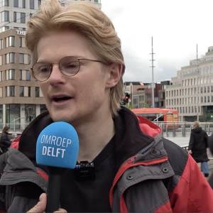 Milieugroep ‘supertrots’ dat Delft vliegreis-reclames weert