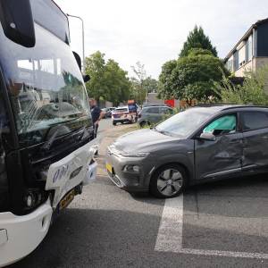Veel schade na botsing tussen stadsbus en auto op Lepelaarstraat