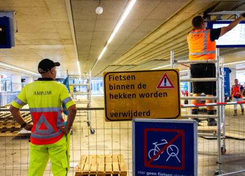 Fietsstraat bij station delft drie nachten dicht voor renovatie: 'Mogelijk chemische lucht'