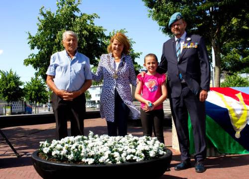 Stacey (8) plant witte anjer in Delft om veteranen te eren