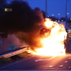 Bestelbus in lichterlaaie op afrit A13 Delft