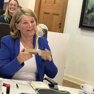 Burgemeester Van Bijsterveldt krijgt gouden camera bij afscheid in commissie
