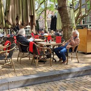 Delftse horeca snakt naar uitbreiding terrassen, maar gemeente gaat er niet in mee: ‘Het leed is keihard’