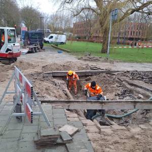 Auto duikt in sinkhole op Sint Jorisweg