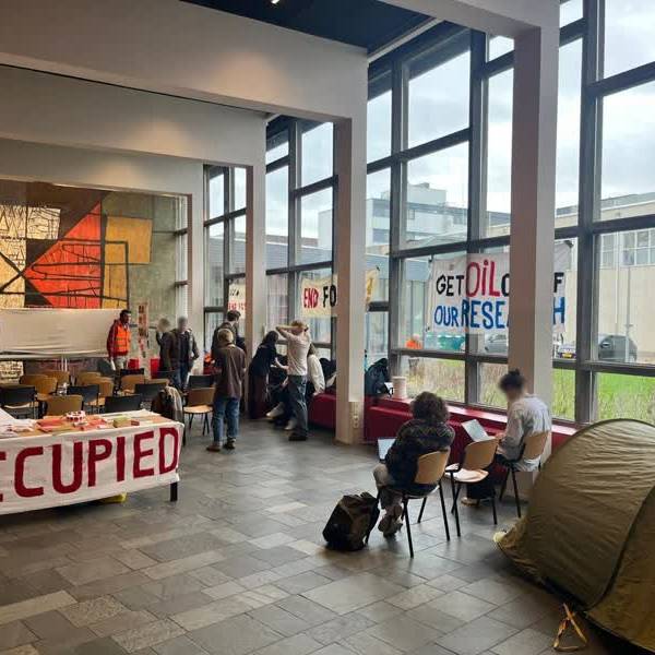 Demonstrerende studenten bezetten gebouw TU Delft