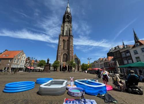 Opblaasbadjes en waterpret: Ludieke actie voor Delfts buitenzwembad