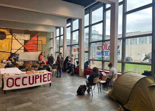 Demonstrerende studenten bezetten gebouw TU Delft
