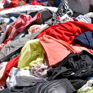 Hulporganisatie Dorcas stopt na 35 jaar met inzamelen kleding in depot Vrijenban