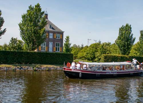 Replica van eeuwenoude trekschuit gaat deze zomer weer varen tussen Den Haag en Delft