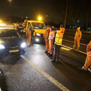 Automobilist klemgereden bij Delft nadat hij door wegafzetting rijdt