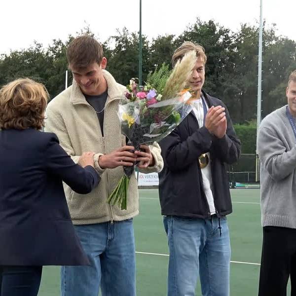 Olympisch hockeyspelers gehuldigd bij Ring Pass Delft