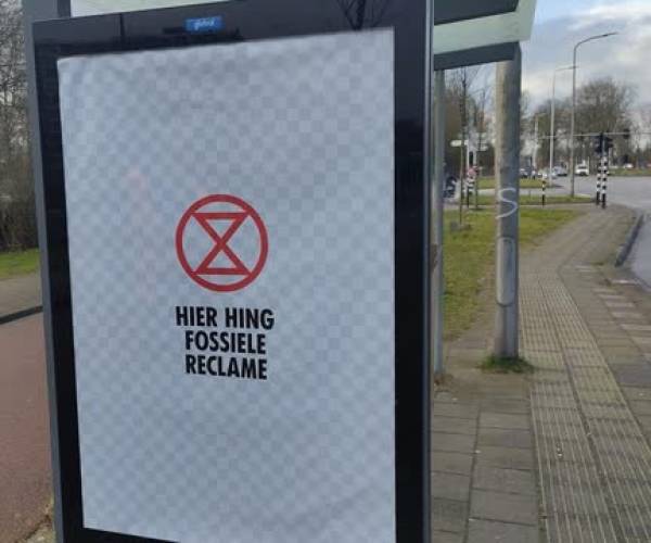 Toch een verbod op fossiele reclame in Delftse bushokjes?