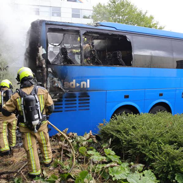 Brand uitgebroken in geparkeerde touringcar Olof Palmestraat