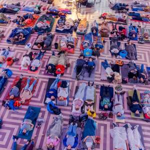 Een ligconcert in de Nieuwe Kerk: “In slaap vallen mag”