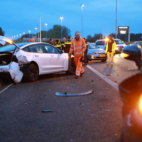 Botsing drie auto's op A13, forse file vanwege afgesloten rijstroken